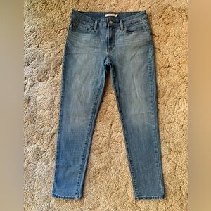 VGUC LEVI’S LITE BLUE WASH  #711 SKINNY ANKLE JEANS IN WOMENS SIZE 29